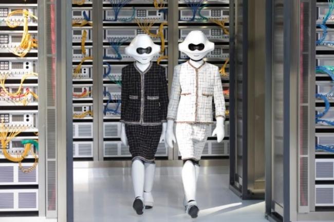 Chanel usa data center como tema de desfile e leva tecnologia para passarelas