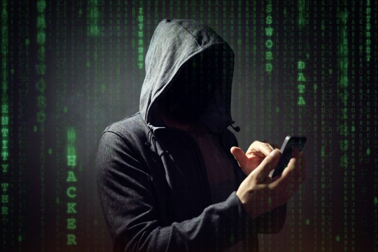 cibercriminoso atacando celular