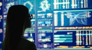 Executiva de óculos olhando painel de dados