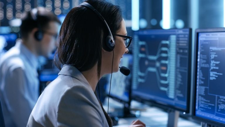 mulher com fone de ouvido trabalhando em help desk