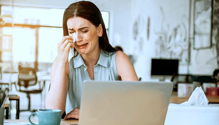 mulher-chorando-na-frente-do-computador