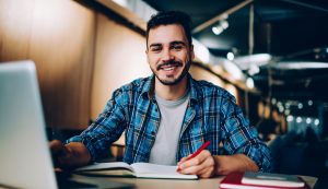 jovem estudando programação bolsa de estudo tecnologia