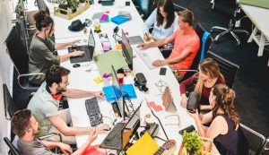 startup pressoas trabalhando juntas