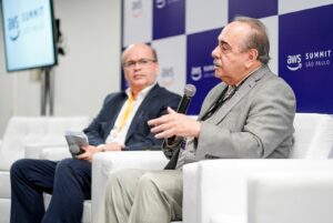 Paulo Cunha diretor geral para o Setor Público da AWS no Brasil Evaldo Ferreira Vilela presidente do CNPq durante o AWS Summit São Paulo