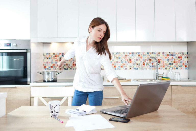 multitarefa, mulher, trabalho, casa