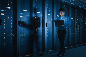 mulher, data center, inovação, BNDES, tablet