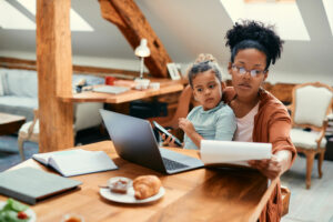 mãe, mães, home office, trabalho, teletrabalho, filhos, mulher