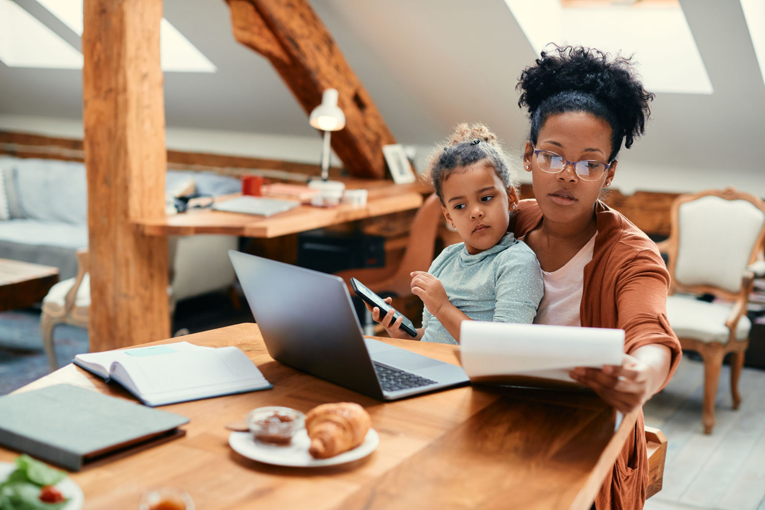 mãe, mães, home office, trabalho, teletrabalho, filhos, mulher