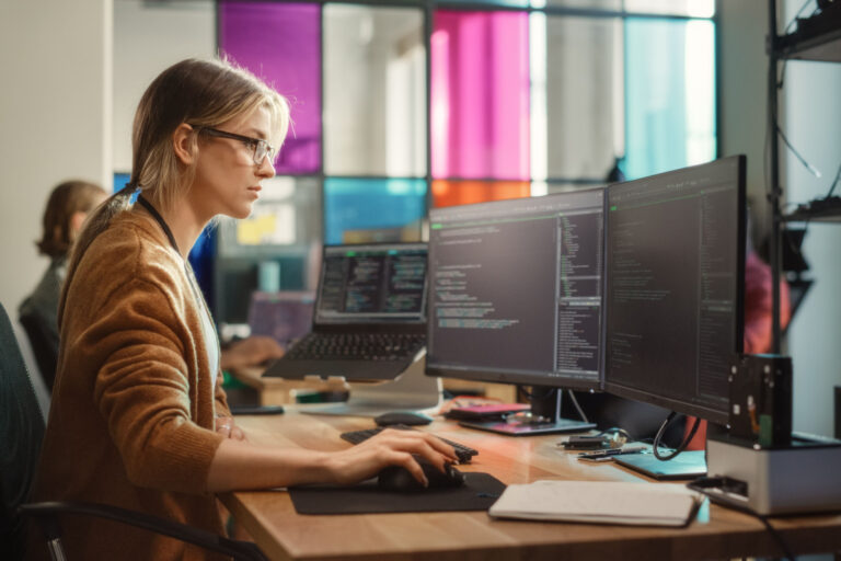 habilidades digitais, capacitação, mulher, trabalho, computador