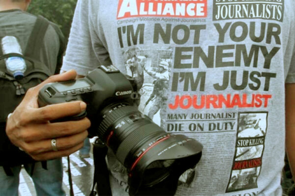 Um dos problemas derivados da queda na confiança na imprensa é a crescente agressão a jornalistas – Foto: reprodução