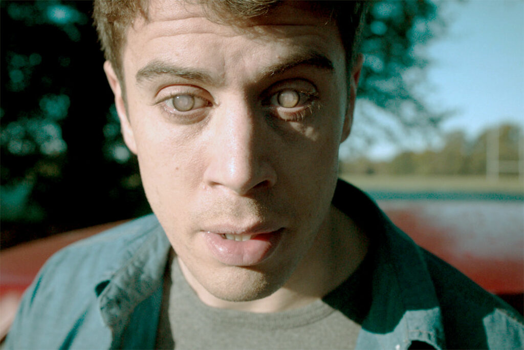Cena de “Black Mirror”, em que se vê o implante ocular digital que aparece em vários episódios, com usos diversos - Foto: Reprodução
