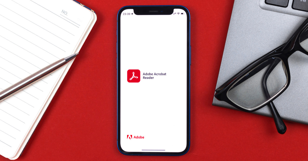 A imagem mostra uma pessoa vestindo uma camisa social preta, com os braços cruzados, posicionada diante de uma parede com o logotipo da empresa SERVICE IT. O logotipo é composto por um símbolo estilizado em vermelho e prata, seguido pelo nome da empresa em letras metálicas, com “SERVICE” em prata e “IT” em vermelho. O fundo é texturizado em tom escuro, transmitindo um ambiente corporativo e profissional. A composição sugere uma foto institucional ou de apresentação empresarial.