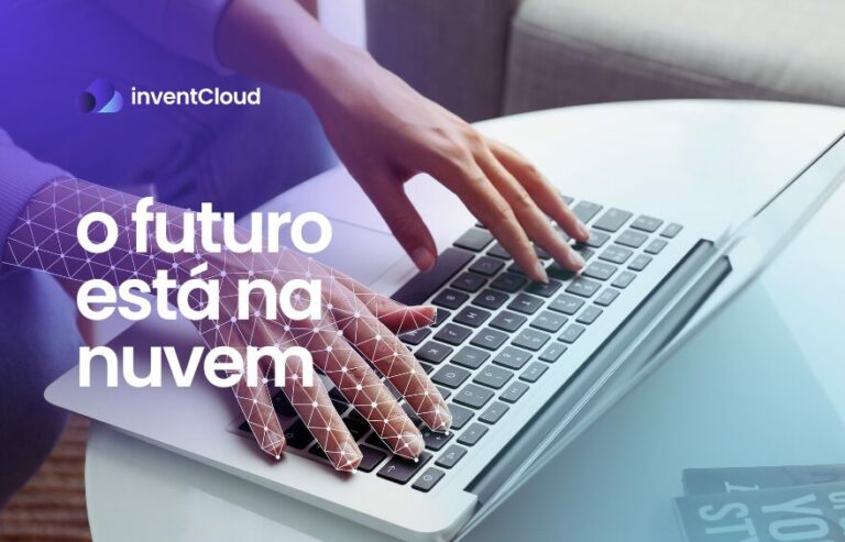 Mãos digitando em um laptop com o texto ‘o futuro está na nuvem’ e o logotipo da empresa InventCloud