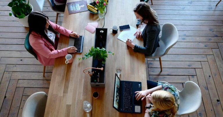 Mulheres escritório, liderança feminina, empresa, trabalho presencial