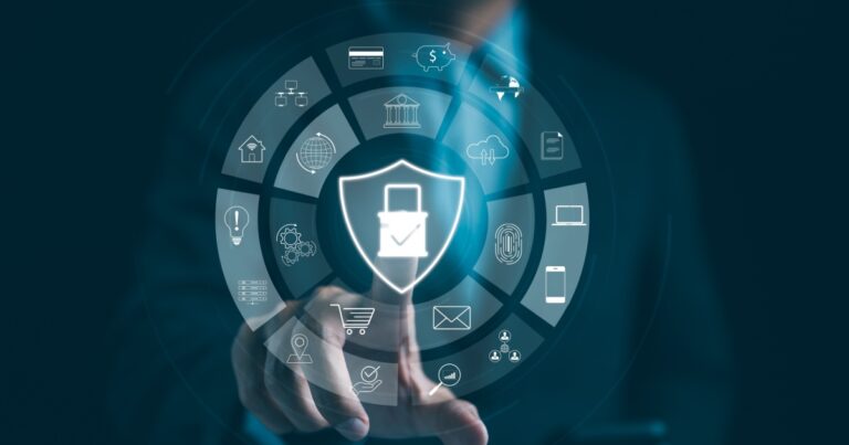Imagem de uma interface digital com um escudo no centro, simbolizando segurança cibernética. Ao redor, ícones representando tecnologias, serviços e dados, como nuvem, e-commerce, biometria e dispositivos móveis. Uma mão humana toca a tela, destacando o conceito de interação e proteção digital (riscos cibernéticos, cibersegurança, Syxsense, Red Hat, ataques, brasil, negócios, software, ataque, etica)