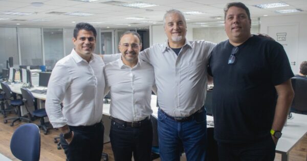 Da esquerda parra direita: Julio Britto Junior, CEO da Quality Digital; Cássio Pantaleoni, head de AI & Analytics, Quality Digital; Robin, Robin Way, CEO da Corios e Roberto Faria, VP comercial, Quality Digital. Créditos: Natan Lima