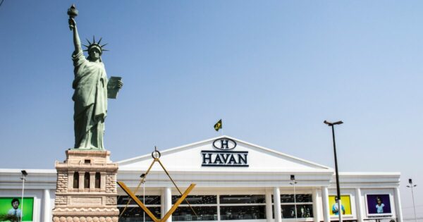 Prédio da Havan, céu azul e uma estátua da liberdade enquadrada à frente