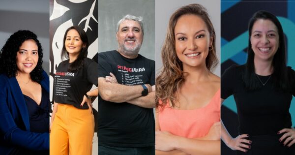 A imagem mostra cinco pessoas posicionadas lado a lado, com diferentes estilos e expressões, representando uma diversidade de profissionais. À esquerda, uma mulher com cabelos cacheados escuros e vestido azul sorri suavemente. Ao seu lado, uma mulher de cabelos lisos e pretos usa uma camiseta preta com a palavra "Pitangueiras" e calça amarela, demonstrando confiança. No centro, um homem com cabelos grisalhos e barba usa uma camiseta preta com frases motivacionais, braços cruzados e um sorriso. Ao lado dele, uma mulher loira com cabelos levemente ondulados veste uma blusa laranja, exibindo um sorriso caloroso. À direita, uma mulher de cabelos pretos lisos, vestindo uma blusa preta, sorri de forma amigável, com as mãos na cintura. O fundo é variado, com elementos que sugerem um ambiente profissional e contemporâneo.