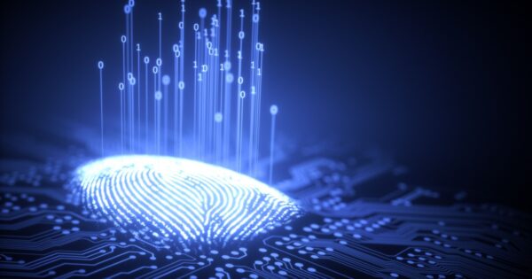 Imagem de uma impressão digital luminosa em tom azul sobre um fundo de circuito eletrônico escuro. Acima da impressão digital, diversos números binários (0 e 1) se elevam como feixes de luz, representando conceitos de identidade digital, biometria e segurança de dados (impressão digital, cpqd, identidade digital, id, identificação, biometria, biométrico, fraude)