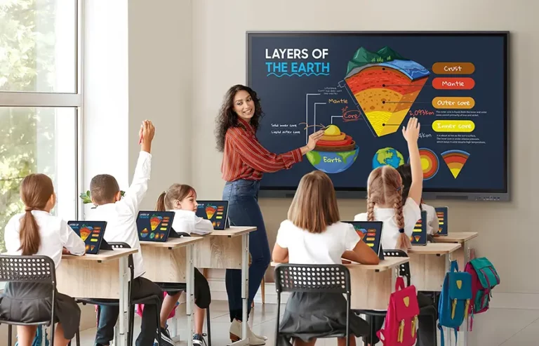 Tecnologia invade salas de aula e transforma acesso à educação
