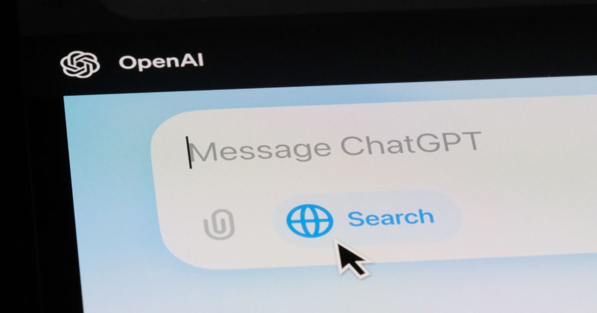 A imagem mostra uma tela azul com um quadrado branco pop-up sobreposto com os dizeres "messagem ChatGPT", da OpenAI.