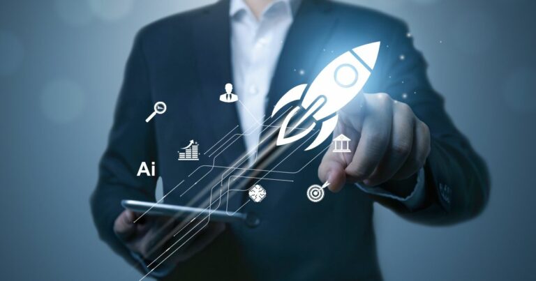 Um homem vestido formalmente, segurando um tablet, com elementos gráficos digitais projetados no ar. Os ícones incluem um foguete, símbolos de inteligência artificial (AI), pesquisa, gráficos de crescimento, alvos e instituições financeiras. A cena transmite inovação, tecnologia e crescimento empresarial (startups, startup, inovação, disrupções, Sebrae, PWC, inovação, Vivo, resultados, 2026