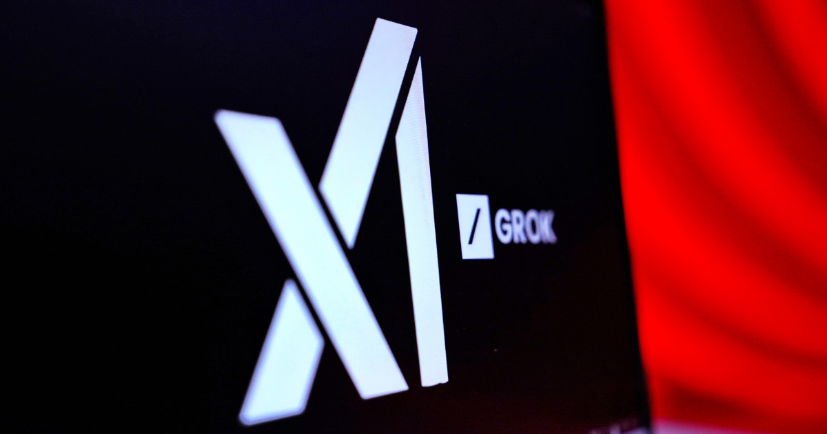 A imagem apresenta o logotipo da xAI, empresa de inteligência artificial de Elon Musk, em um fundo escuro. O design moderno do logotipo exibe um "X" estilizado em branco, acompanhado da palavra "GROK" em letras maiúsculas ao lado de um ícone de barra inclinada. No fundo, há uma iluminação vermelha, criando um efeito de contraste marcante (Grok 3)