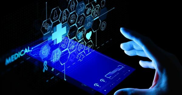 Mão interagindo com uma tela holográfica azul de tecnologia médica, exibindo ícones relacionados à saúde, como coração, cérebro, seringa, estetoscópio e símbolos médicos. A imagem representa inovação em saúde digital e tecnologia médica avançada (startups, health, healthtech, saúde, athena saúde, pacientes)