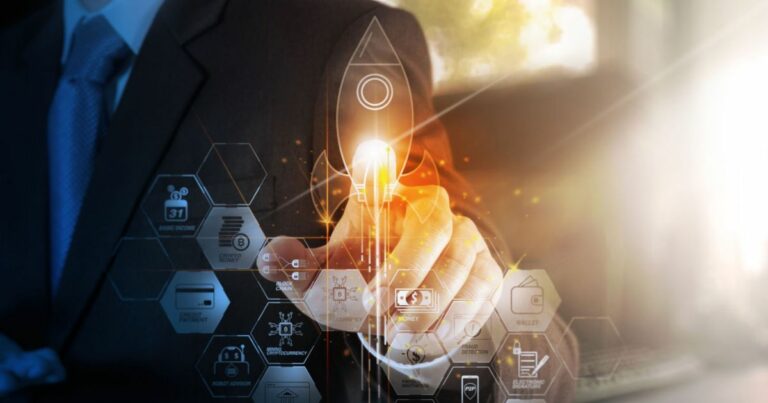 A imagem mostra um homem de terno tocando uma interface digital holográfica com elementos gráficos relacionados a tecnologia e finanças. No centro, um ícone de foguete iluminado simboliza o lançamento de um novo projeto ou startup. Ao redor, hexágonos exibem ícones e textos relacionados a blockchain, pagamentos digitais, criptomoedas e assinaturas eletrônicas. A cena transmite uma sensação de inovação, investimentos em tecnologia e crescimento acelerado, temas comuns no universo de venture capital (venture capital, vc, startups, aportes, investimentos, equity, CloudWalk, assin, venture hub)