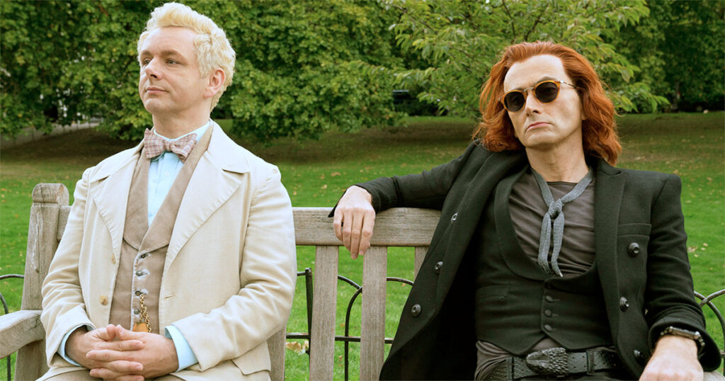 O anjo Aziraphale (Michael Sheen) e o demônio Crowley (David Tennant), protagonistas da série "Belas Maldições" (Imagem: Reprodução)