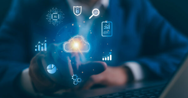 Pessoa usando um laptop com a mão apontada para um ícone de nuvem iluminado no centro da imagem, representando serviços digitais em nuvem. Ao redor da nuvem, há diversos ícones relacionados à tecnologia e análise de dados, como inteligência artificial (AI), segurança digital, gráficos de desempenho, engrenagens, lupa e relatórios, todos flutuando em um ambiente digital abstrato. A pessoa veste um terno azul, sugerindo um ambiente corporativo ou profissional (responsabilidade civil, forrester, arquitetura)