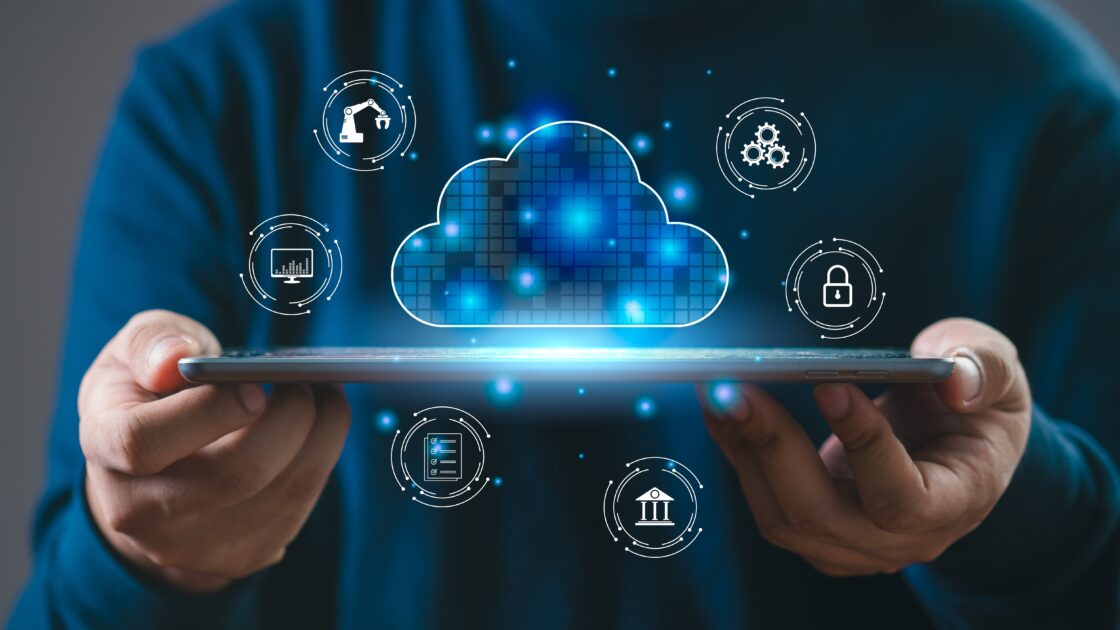 Pessoa segurando um dispositivo móvel com uma representação de nuvem de armazenamento na tela, simbolizando tecnologia de nuvem e armazenamento de dados