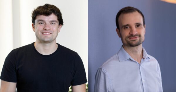 Pedro Prates, diretor do Itaú Emps, e Carlos Eduardo Mazzei, diretor de tecnologia, posam para fotos lado a lado em montagem; Pedro está à esquerda, vestindo camiseta preta e sorrindo em frente a um fundo claro, enquanto Carlos aparece à direita, vestindo camisa social azul-clara e sorrindo levemente diante de um fundo azul.