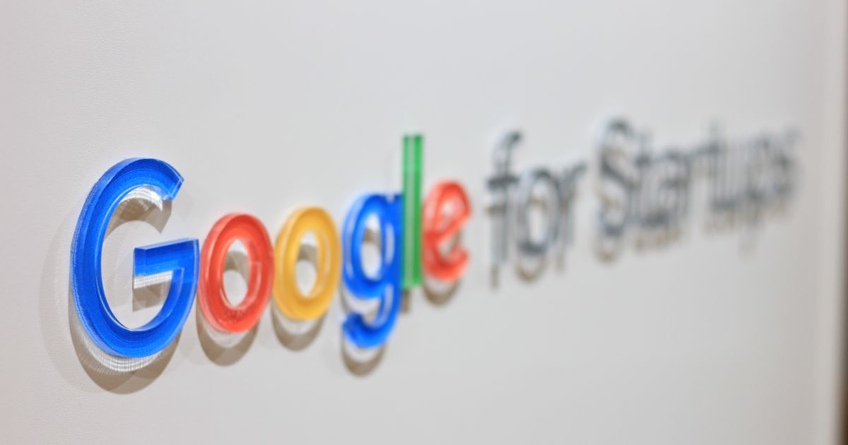 Texto "Google for Startups" sobre um fundo branco. A palavra "Google" aparece nas cores características da empresa (azul, vermelho, amarelo e verde), enquanto "for Startups" está em cinza.