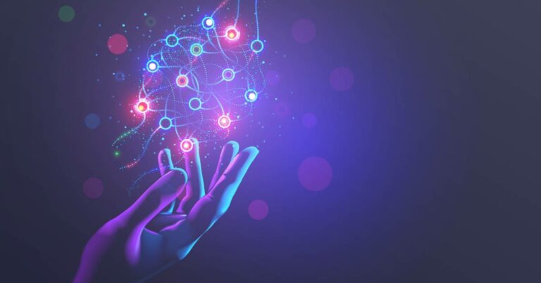 Imagem digital de uma mão estilizada em tons de azul e roxo segurando uma representação abstrata de uma rede neural, composta por pontos coloridos conectados por linhas luminosas, simbolizando inteligência artificial e tecnologia. O fundo é escuro com efeitos de luz em tons de roxo e rosa (desafios, tic, isvs, estudo, modelos, canais)