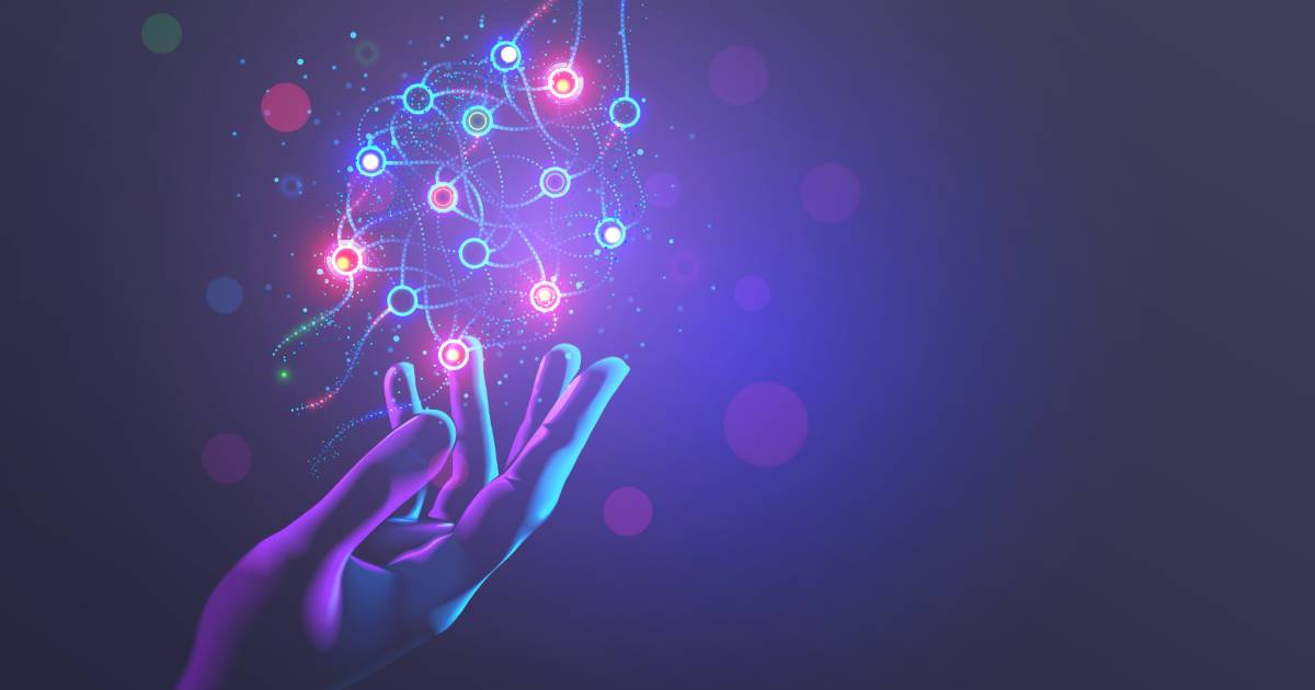 Imagem digital de uma mão estilizada em tons de azul e roxo segurando uma representação abstrata de uma rede neural, composta por pontos coloridos conectados por linhas luminosas, simbolizando inteligência artificial e tecnologia. O fundo é escuro com efeitos de luz em tons de roxo e rosa (desafios, tic, isvs, estudo, modelos, canais)