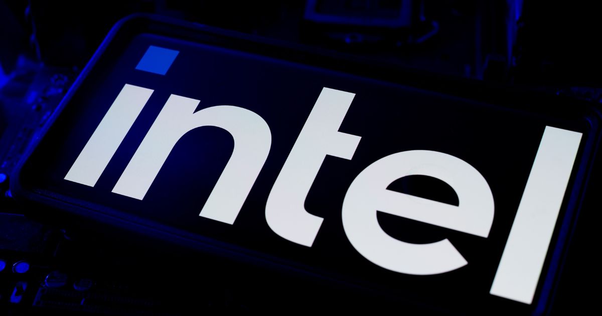 Logo da Intel exibido em letras minúsculas brancas sobre um fundo escuro. Acima da letra "i" há um quadrado azul, característico do design da marca.