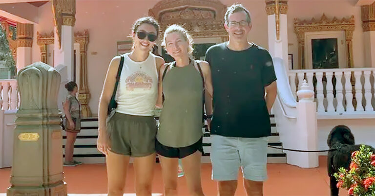 Sophie Rottenberg e seus pais Laura Reiley e Jon Rottenberg, em um templo budista na Flórida em 2023 - Foto: arquivo pessoal (falhas)