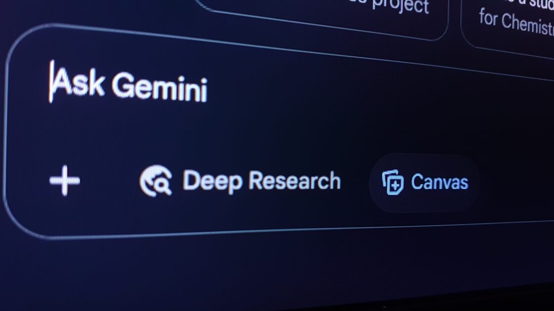 Captura de tela de um computador exibindo o texto "Ask Gemini" em destaque. Abaixo, há dois botões: um com o rótulo "Deep Research" acompanhado de um ícone de lupa, e outro com o rótulo "Canvas" com um ícone que lembra uma tela de desenho. (Google)