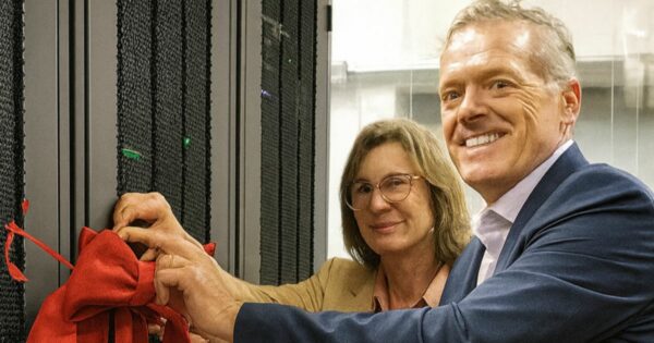 A imagem mostra um momento simbólico de inauguração ou ativação de infraestrutura tecnológica, provavelmente relacionado a servidores ou data centers. (Unicamp e Shell Brasil)