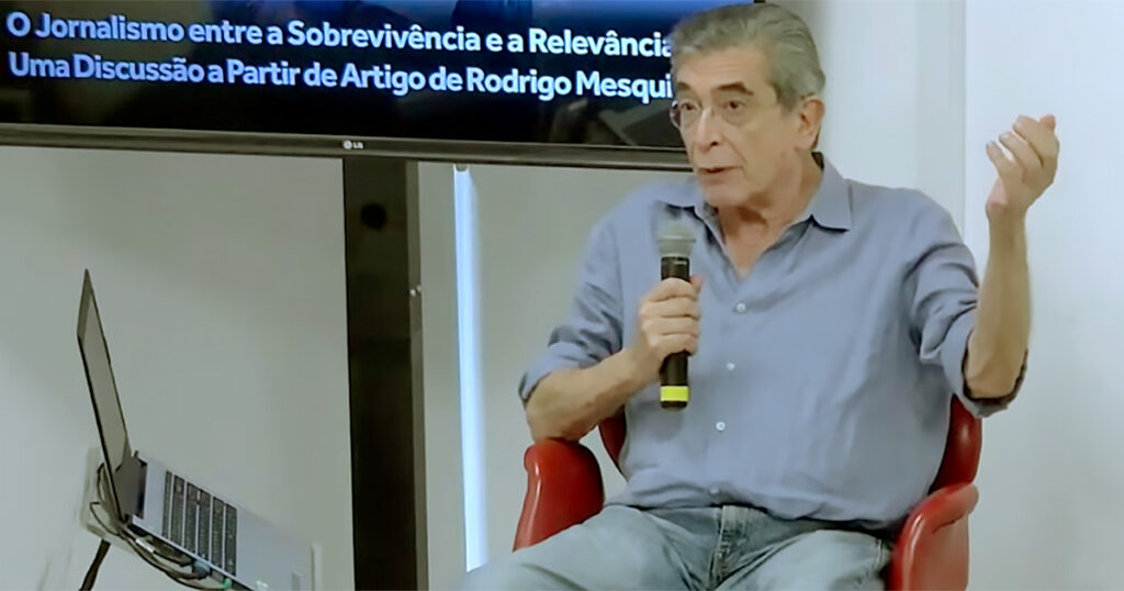 O jornalista e pesquisador Rodrigo Mesquita, durante do evento “O jornalismo entre a sobrevivência e a relevância” (Imagem: Reprodução)