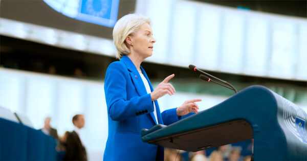 Ursula von der Leyen, presidente da Comissão Europeia, que quer flexibilizar leis digitais - Foto: Parlamento Europeu/Creative Commons