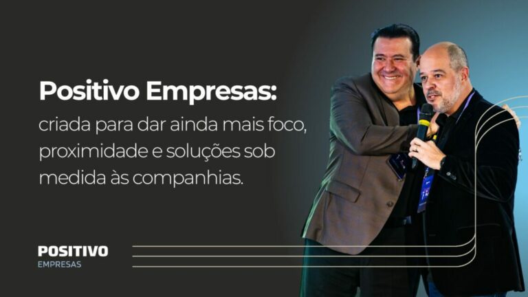 Imagem de dois homens sorrindo e interagindo durante uma palestra, com foco em negócios e parcerias empresariais, promovendo o conceito de Positivo TecnologIA.