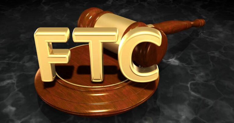 Ilustração tridimensional de um martelo de juiz apoiado sobre uma base de madeira escura. À frente, aparecem as letras douradas “FTC” em destaque, sugerindo um contexto relacionado a decisões ou regulamentações legais. O fundo escuro cria contraste e reforça o caráter institucional e formal da cena.