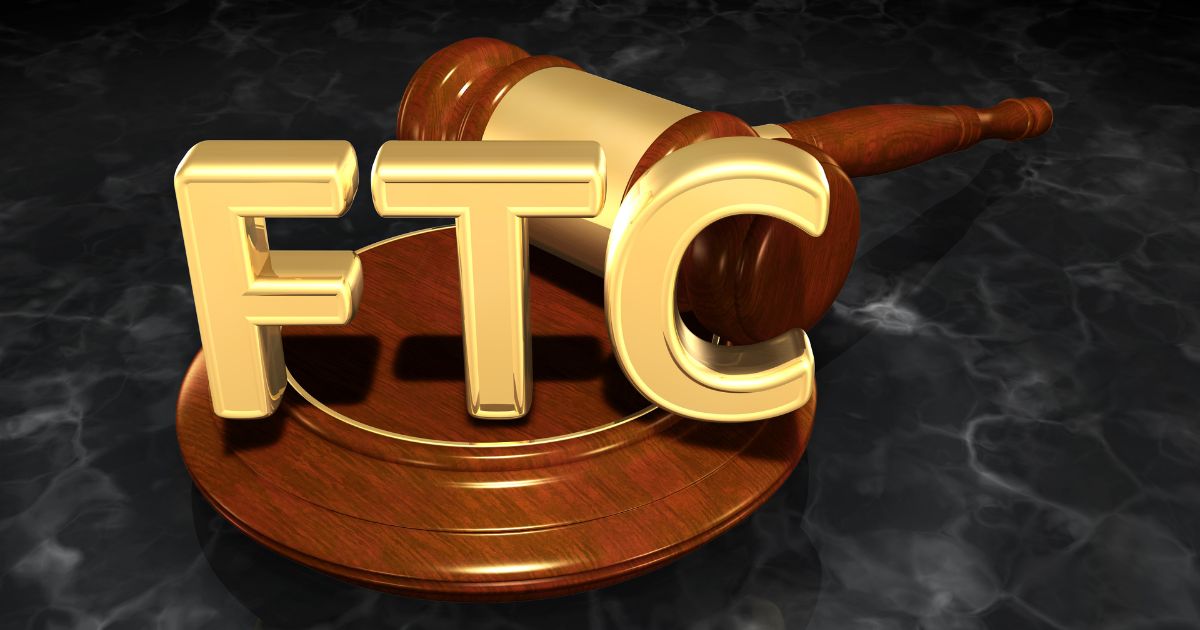Ilustração tridimensional de um martelo de juiz apoiado sobre uma base de madeira escura. À frente, aparecem as letras douradas “FTC” em destaque, sugerindo um contexto relacionado a decisões ou regulamentações legais. O fundo escuro cria contraste e reforça o caráter institucional e formal da cena.